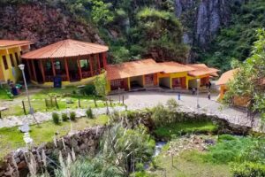 Aguas Termales El Eden , Distrito Curgos.