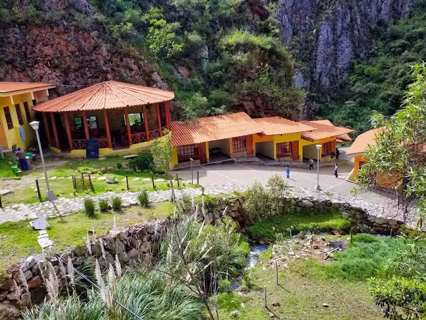 Aguas Termales El Eden , Distrito Curgos.