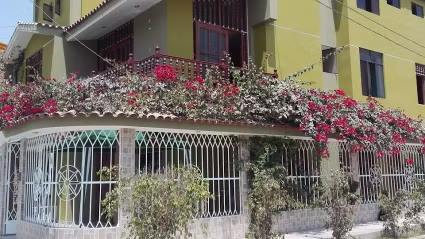 * Hospedaje Emperatriz *