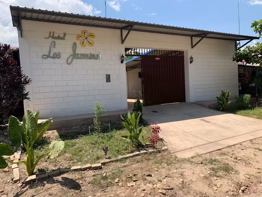 HOSPEDAJE LOS JAZMINES DE SANTA ROSA