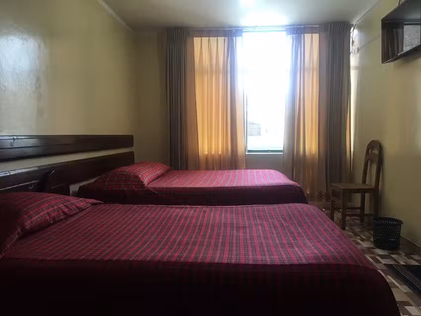 Hostal Imperio:: amplia cochera