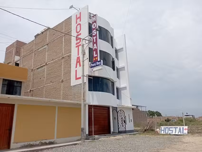 HOSTAL PERU REY ( COCHERA 24 HORAS)
