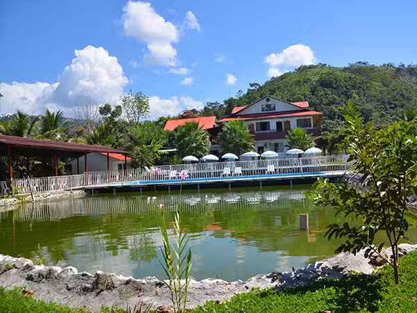 Hotel «Laguna Blanca» en Río Negro, Satipo, Perú