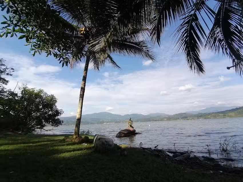 La Sirena Lake Lodge – Laguna Azul